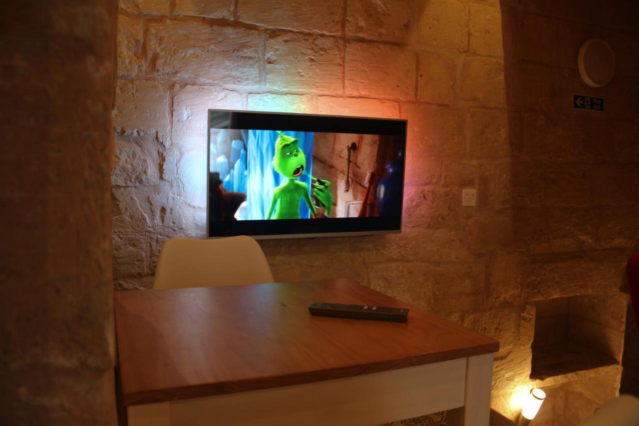 Malta'S Naughtiest Cabaret Apartment Il-Furjana Luaran gambar