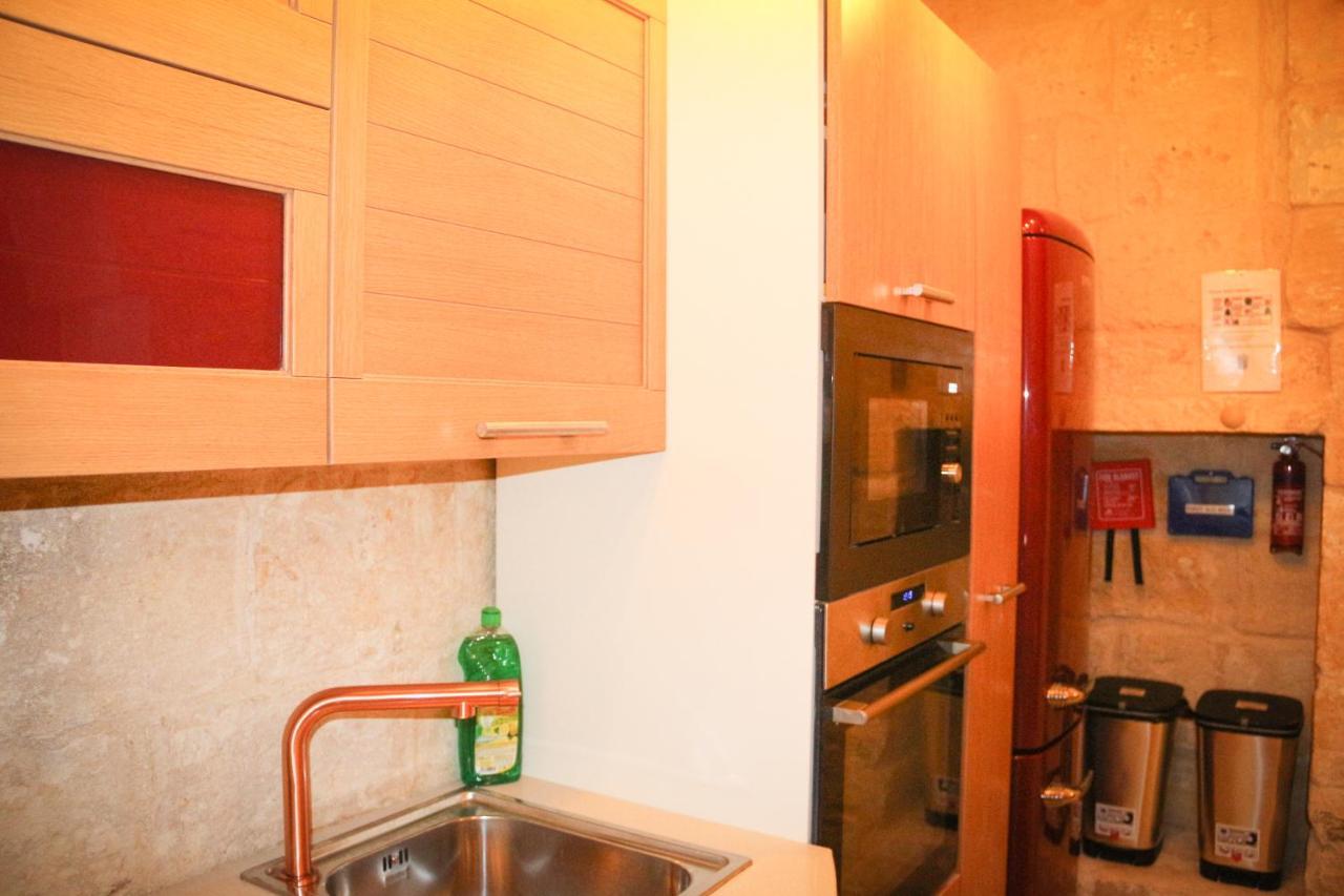 Malta'S Naughtiest Cabaret Apartment Il-Furjana Luaran gambar