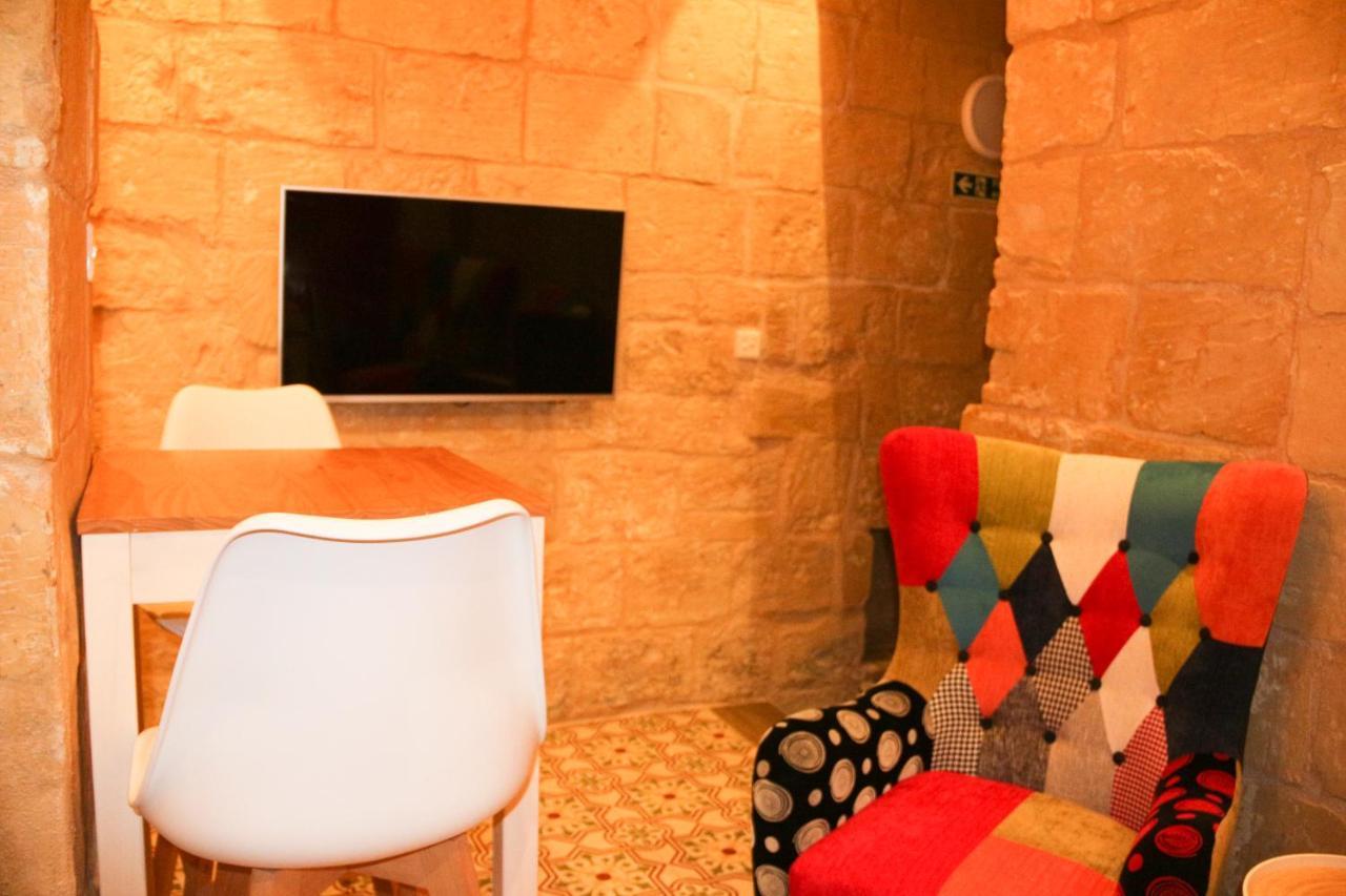Malta'S Naughtiest Cabaret Apartment Il-Furjana Luaran gambar