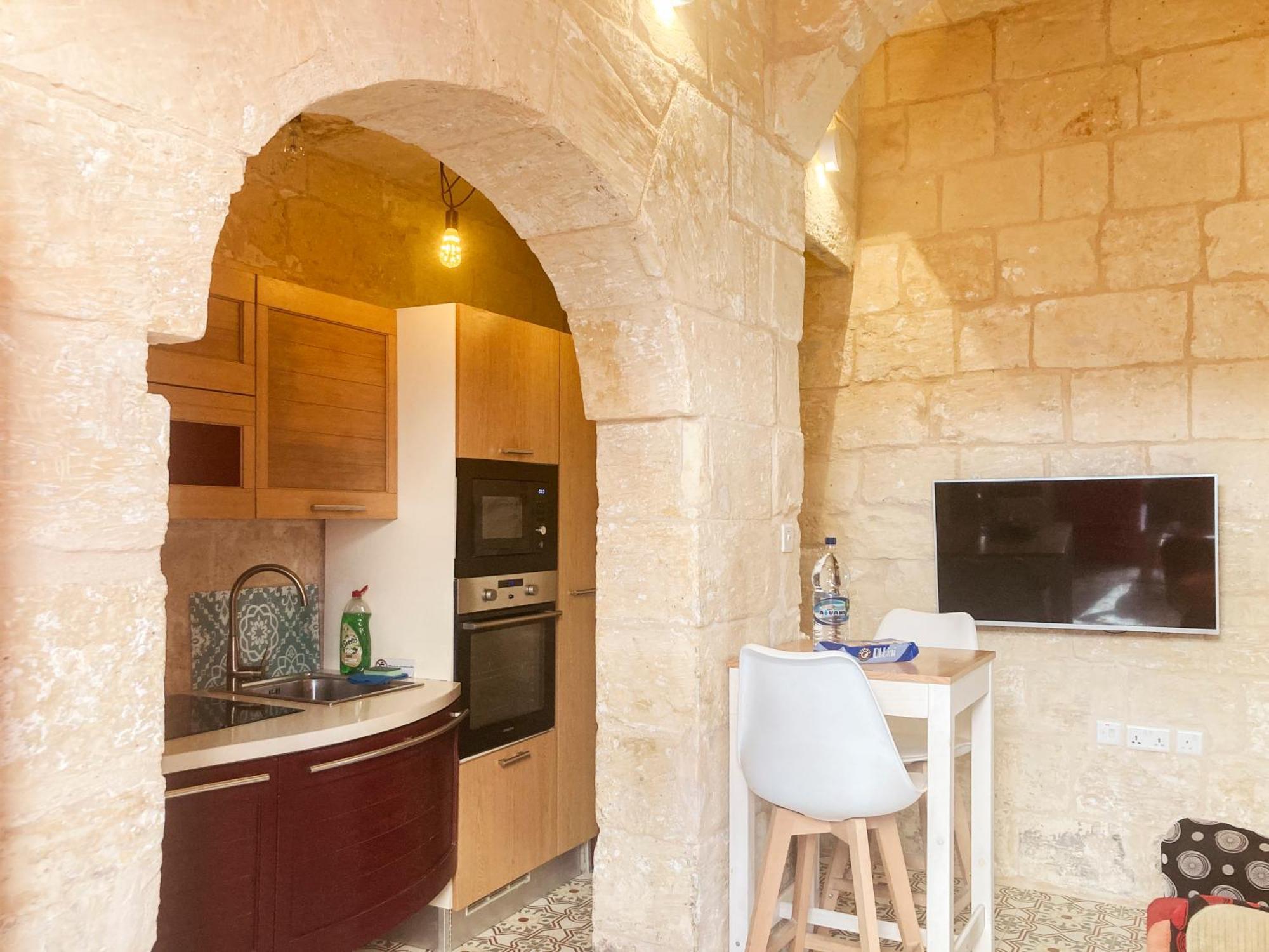 Malta'S Naughtiest Cabaret Apartment Il-Furjana Luaran gambar