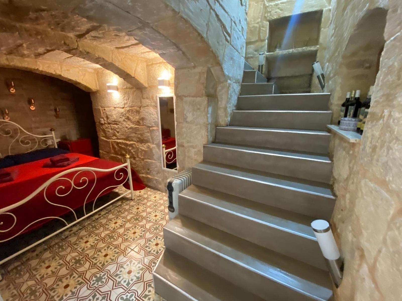 Malta'S Naughtiest Cabaret Apartment Il-Furjana Luaran gambar
